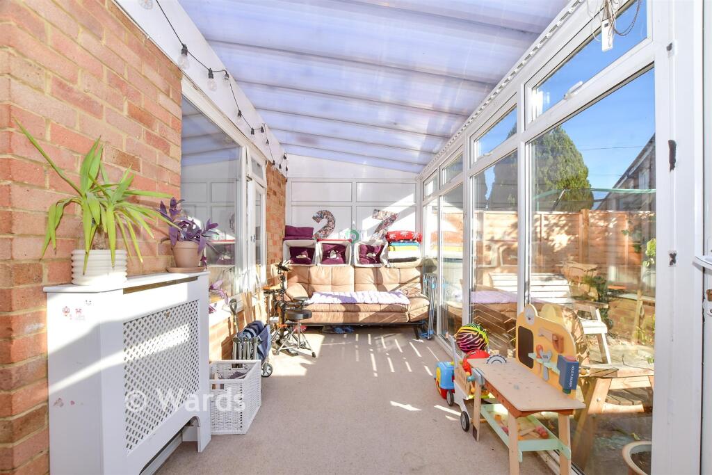 House in Tunbridge Wells, Paddock Wood - More
