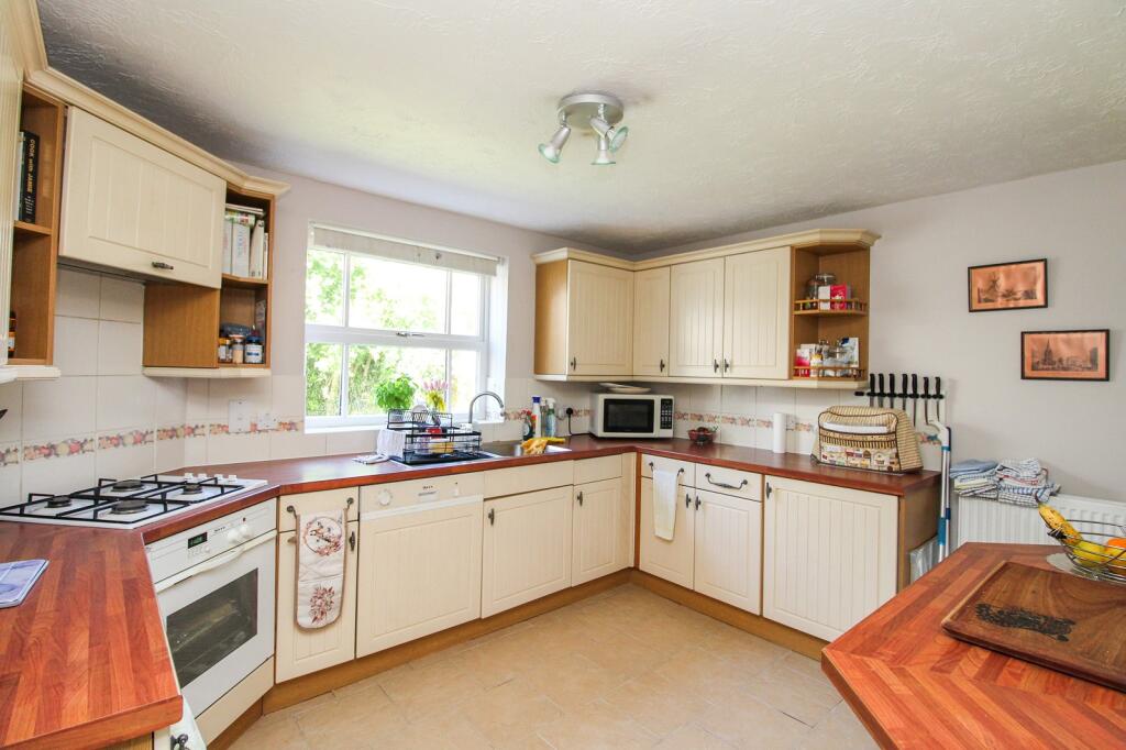 Henley Close, Maidenbower, Crawley, West Sussex. RH10 7QU photo 4