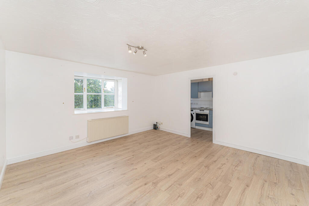 Apartment in Enfield, Enfield Island Village, London Borough of Enfield - View 3