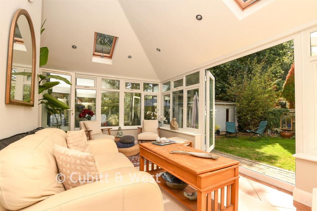 House in Reigate and Banstead, Woodhatch - View 4