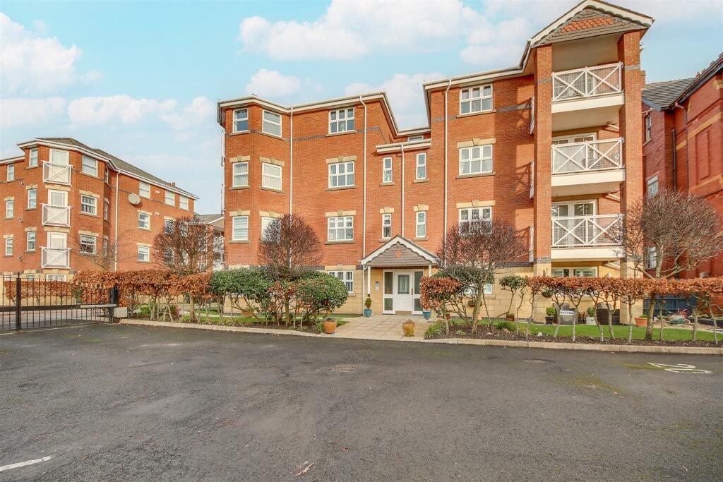 2-bed flat on Carnoustie Close, Southport, Merseyside, PR8 2FB, £160,000