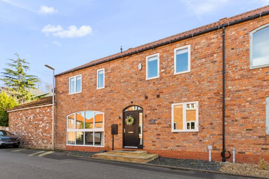 3-bed semi-detached on Waxwing Way, Great Coates, DN37, £225,000