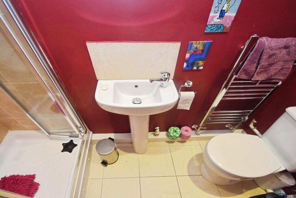 House in Bradford, Saltaire, Shipley - More