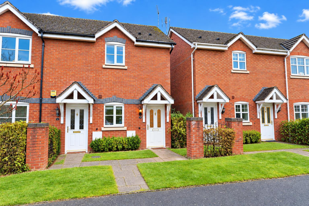 2-bed flat on Pipers Lane, Kenilworth, £175,000
