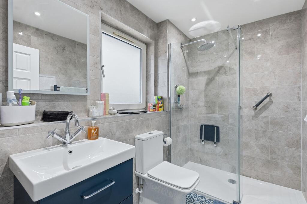 House in Folkestone, Morehall - More