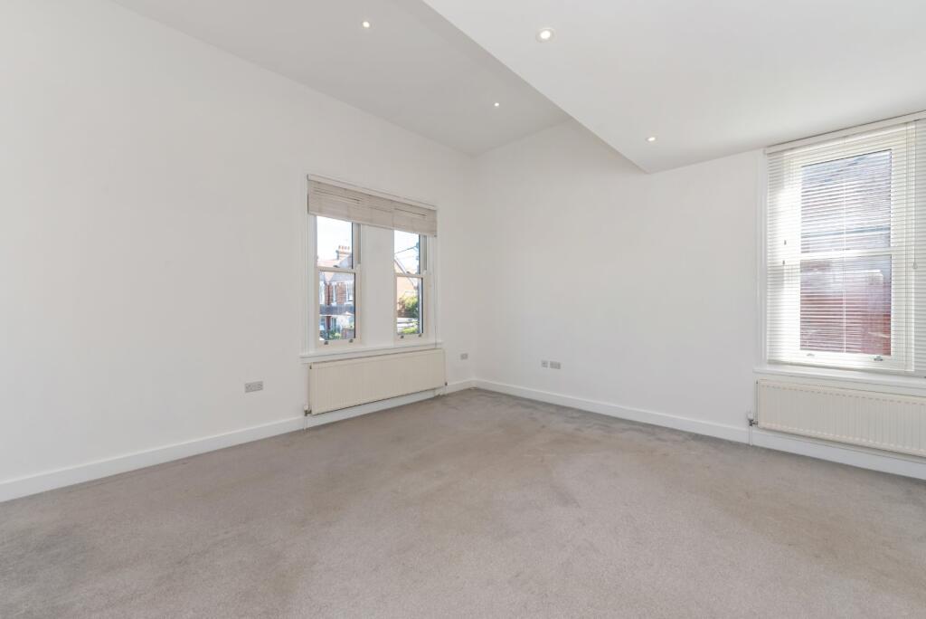 Sandringham Road, Petersfield, Hampshire photo 4