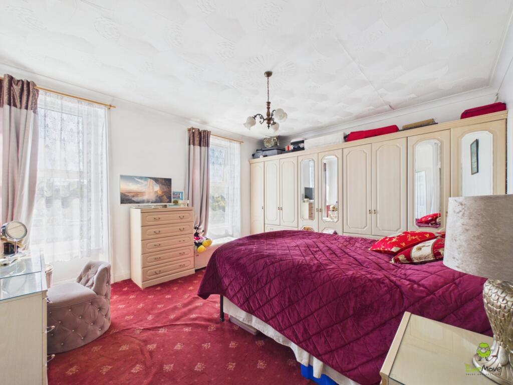 House in Dartford - More