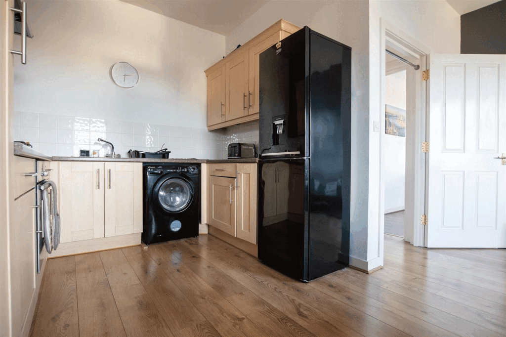Irthlingborough Road, Wellingborough, NN8 - View 3