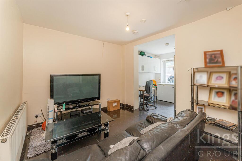 Amersham Avenue, Edmonton, N18 photo 2
