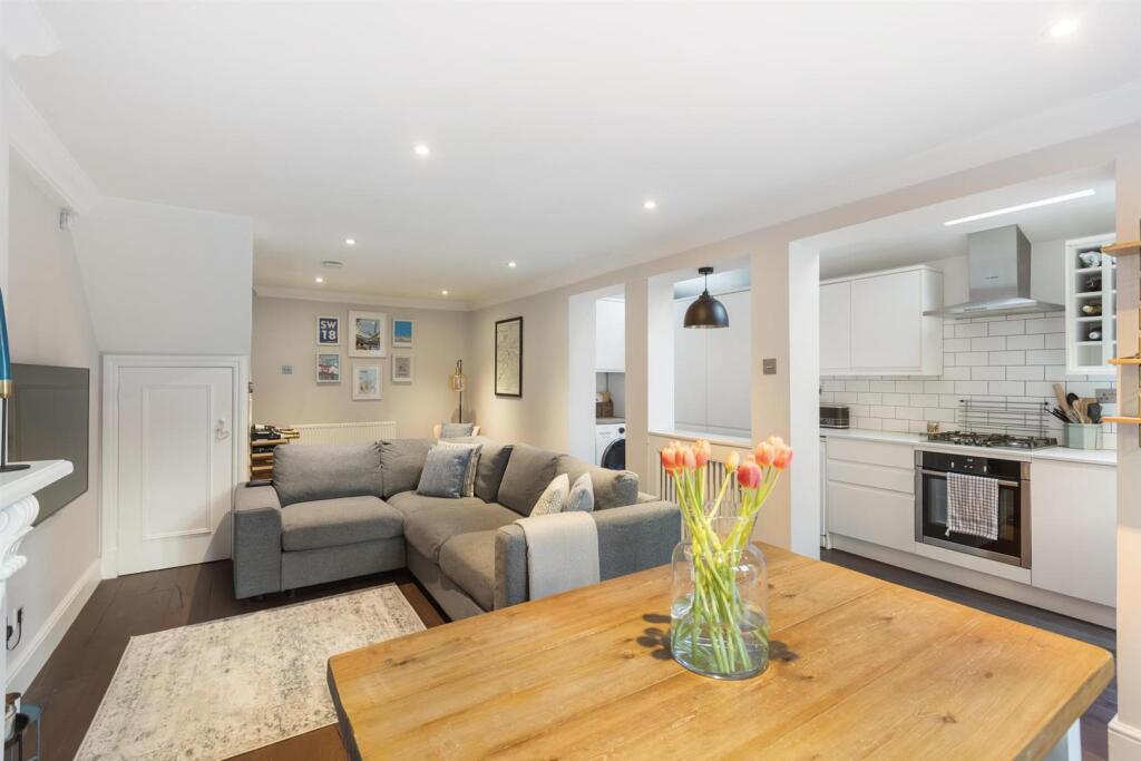 Main image of property: 272 Earlsfield Road, London, SW18