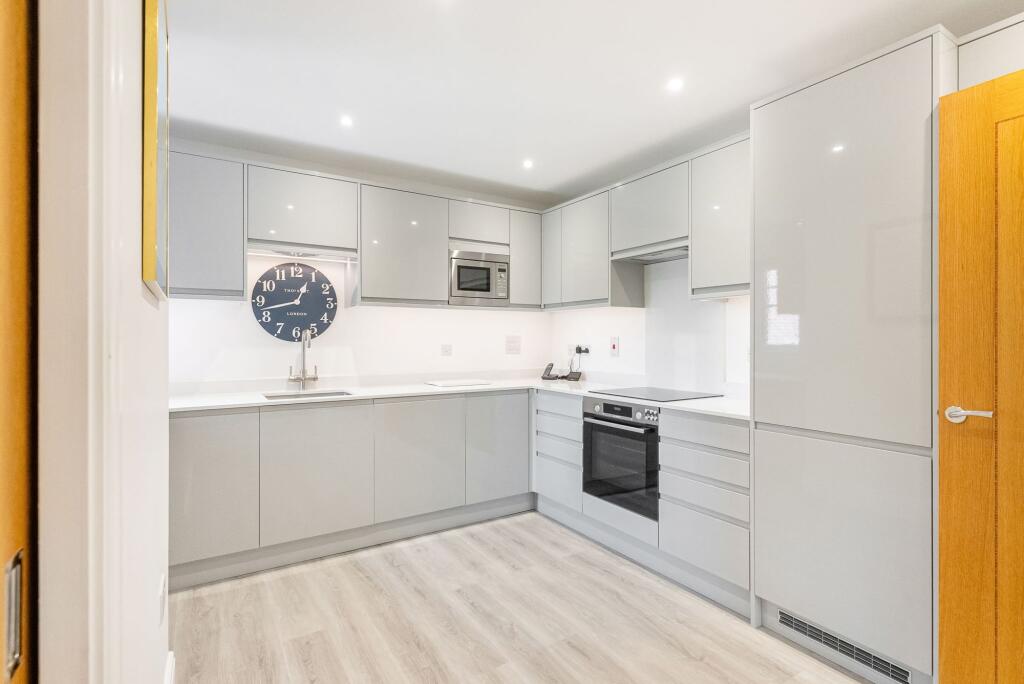 Apartment in Elmbridge, Cobham - View 5