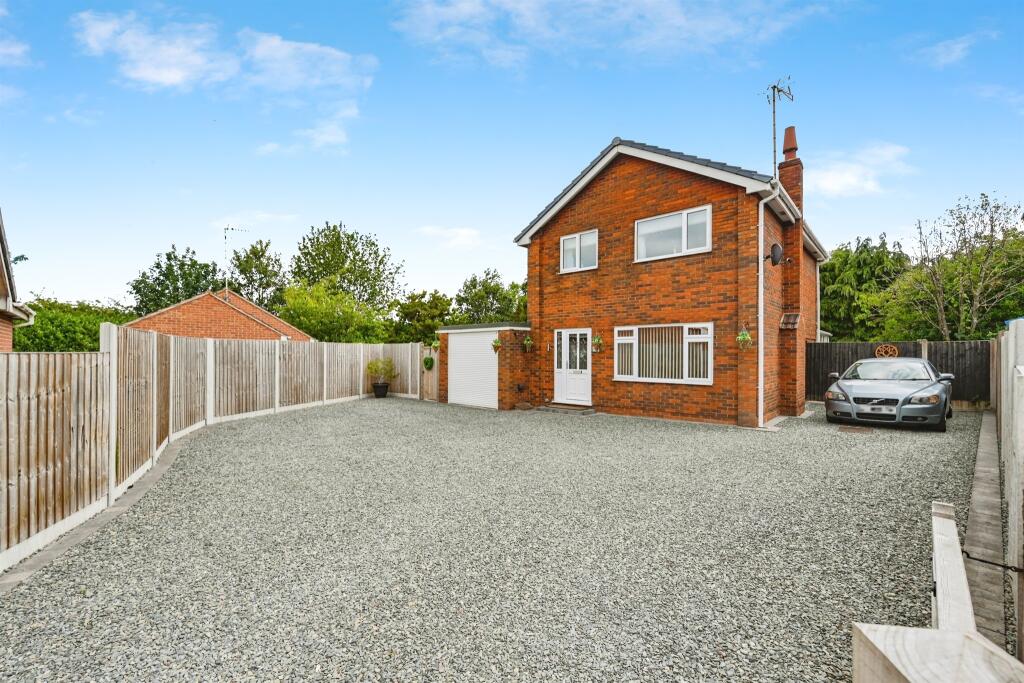 3-bed detached on Greenacres Drive, Uttoxeter, £350,000