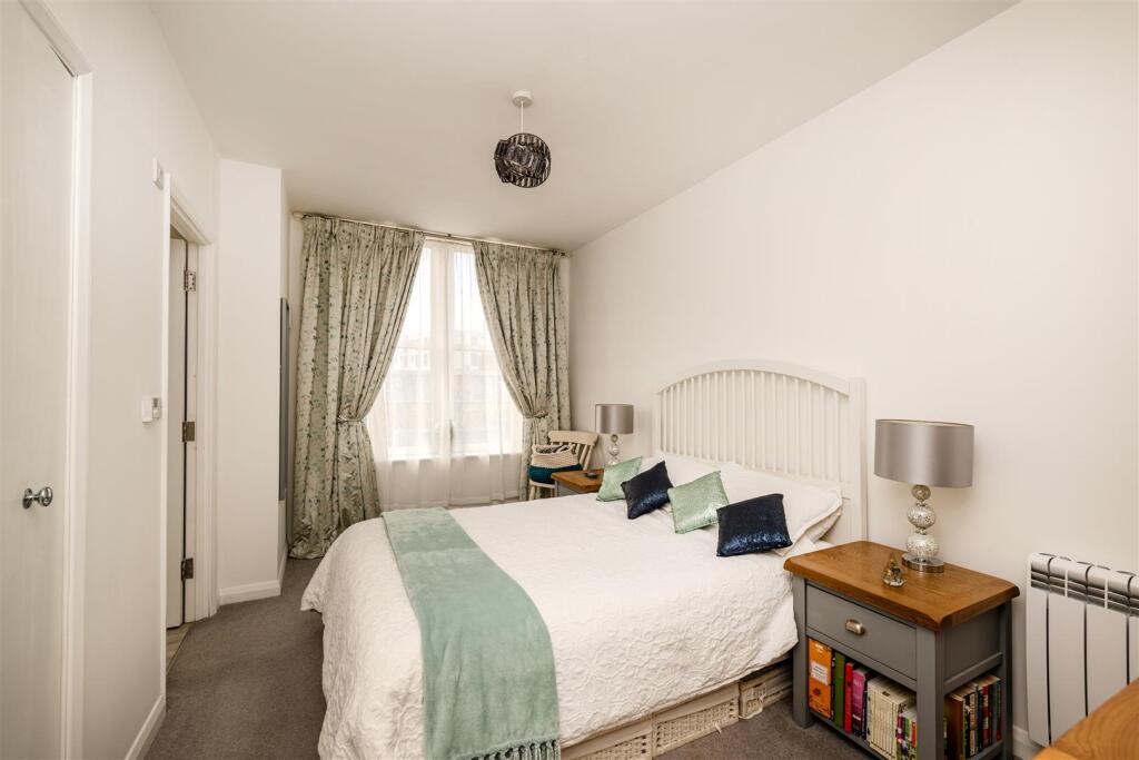 Apartment in High Wycombe, Daws Hill - View 2
