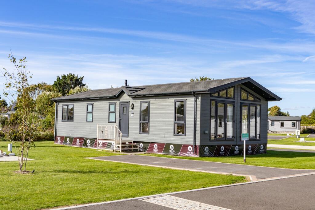 3-bed caravan on Marsh View, Church Farm Holiday Park, Church Farm Road, Aldeburgh, Suffolk, IP15, £375,000