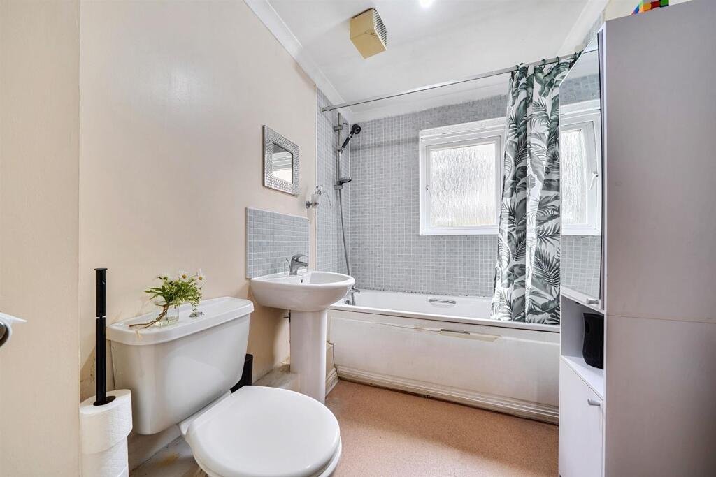 Norfolk Court, Norwich Crescent, Chadwell Heath, Romford photo 5