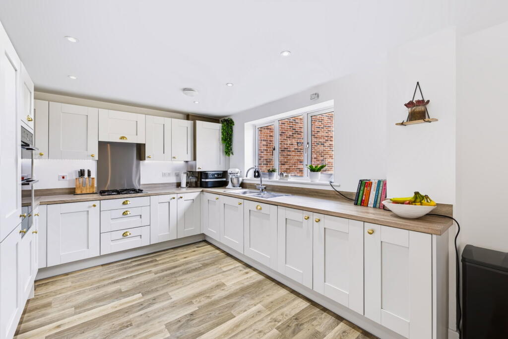 House in Reigate and Banstead, Greenfields, Horley - View 3