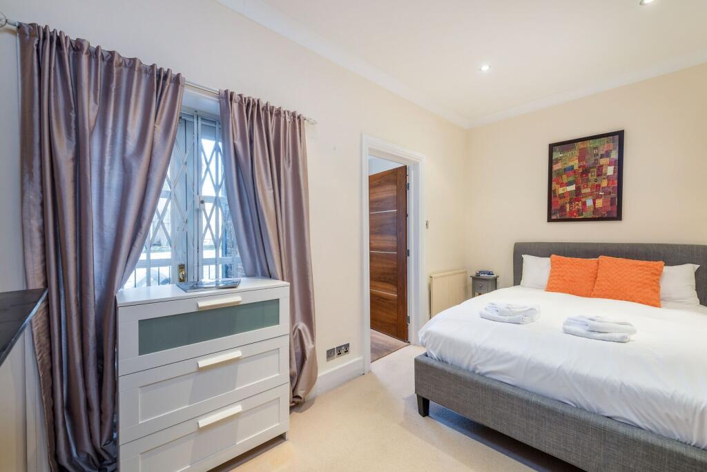 House in London, Walham Green, Fulham - More