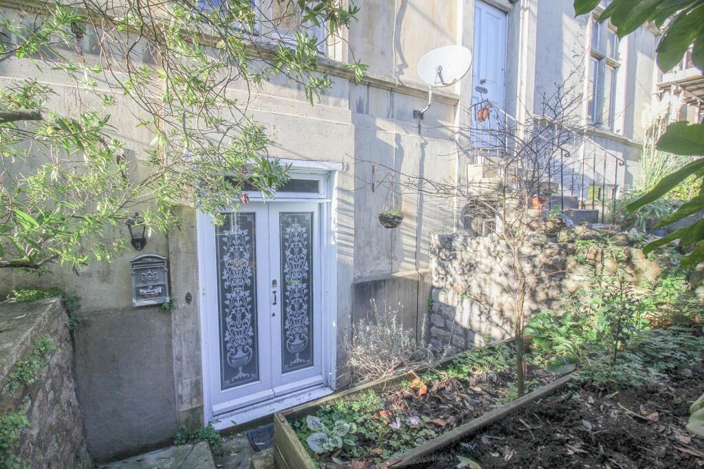 2-bed flat on **Central Location**Close to Sea Front**Large Courtyard Garden**Two Bedrooms**, £169,950