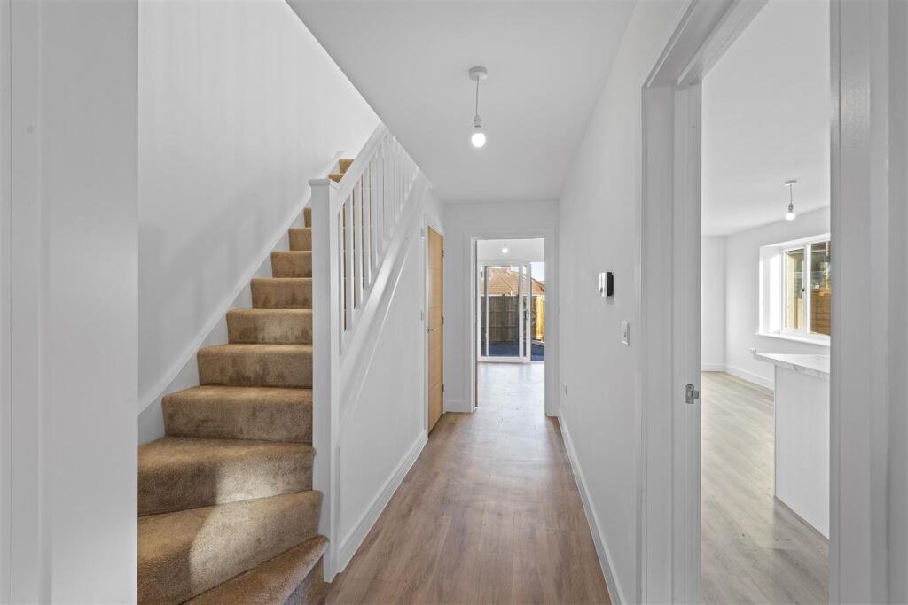 Brand New Three Bedroom Home On Lodway, Pill. photo 4