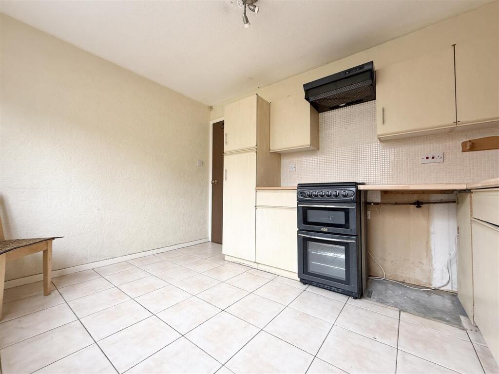 House in Blaby, Narborough - More