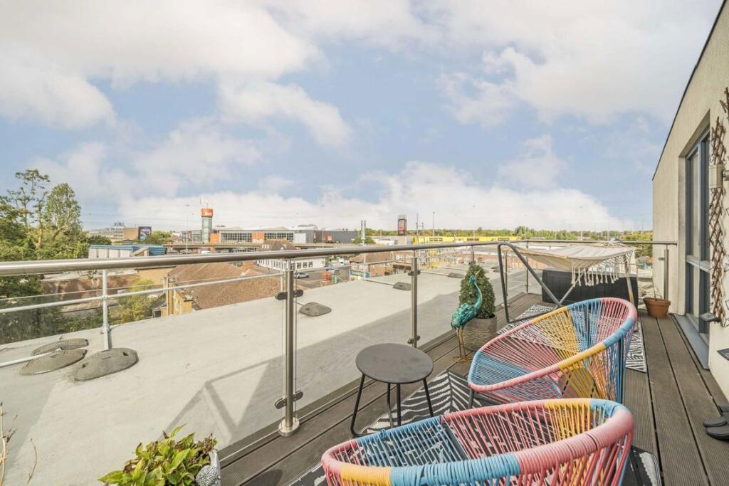 Apartment in Kingston upon Thames - View 4