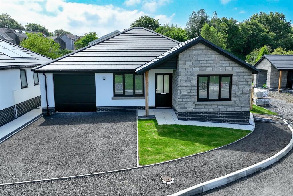 Main image of property: Golwg Y Garreg Las, Ammanford