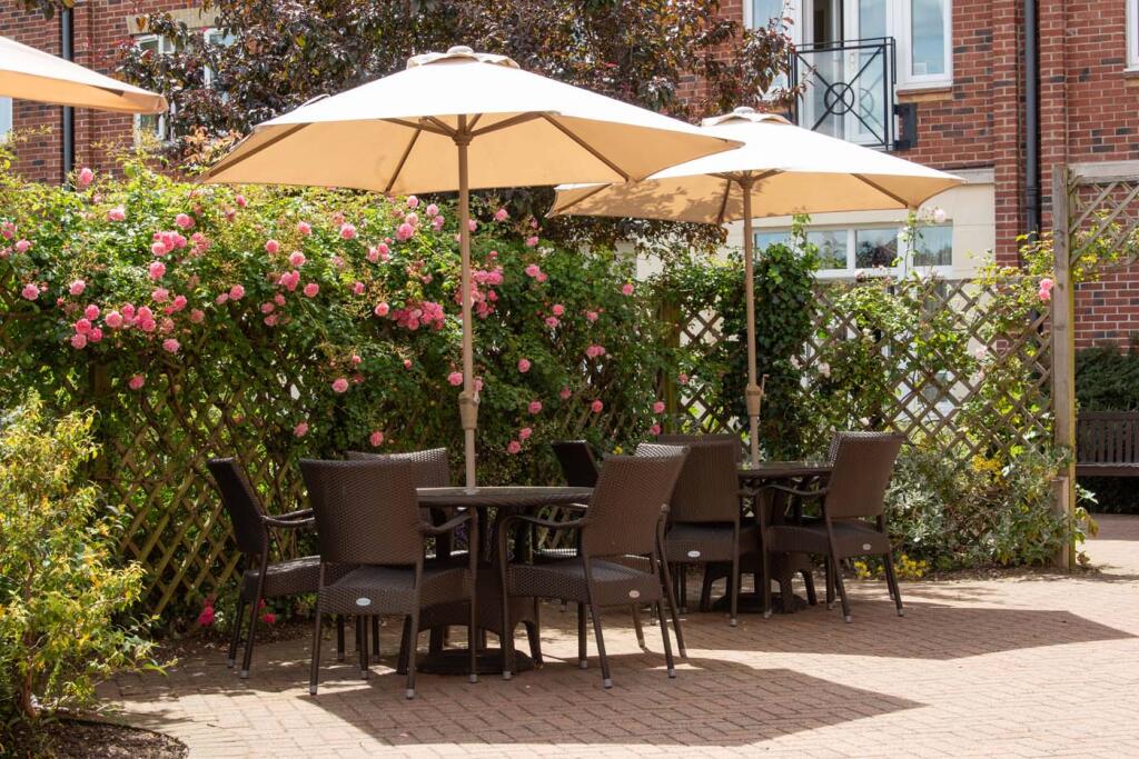 50 Deercote Court, Glen Luce, Turners Hill, Cheshunt, Herts, EN8 8NW photo 4