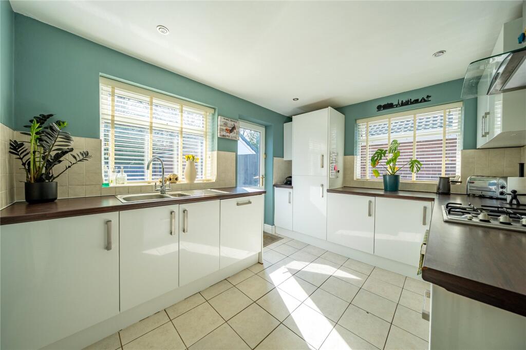 Barfield Crescent, Leeds, LS17 photo 5