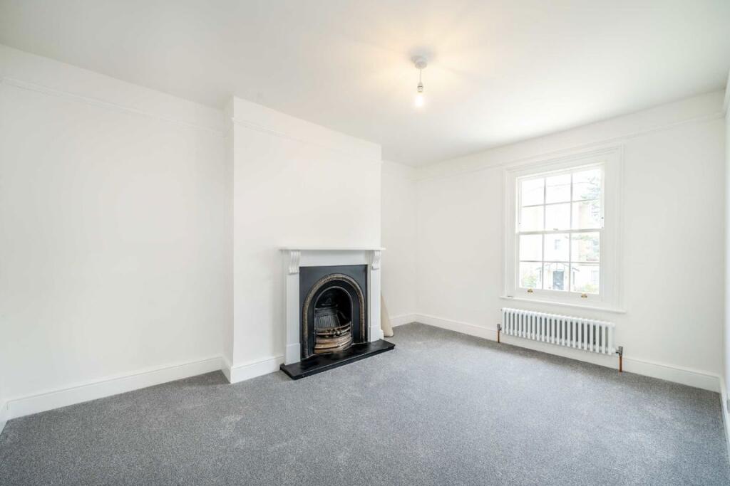 House in London, Hampton Hill - More