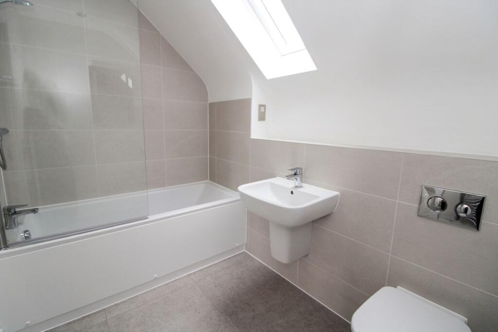 352 Amersham Road, Hazlemere, HP15 - More