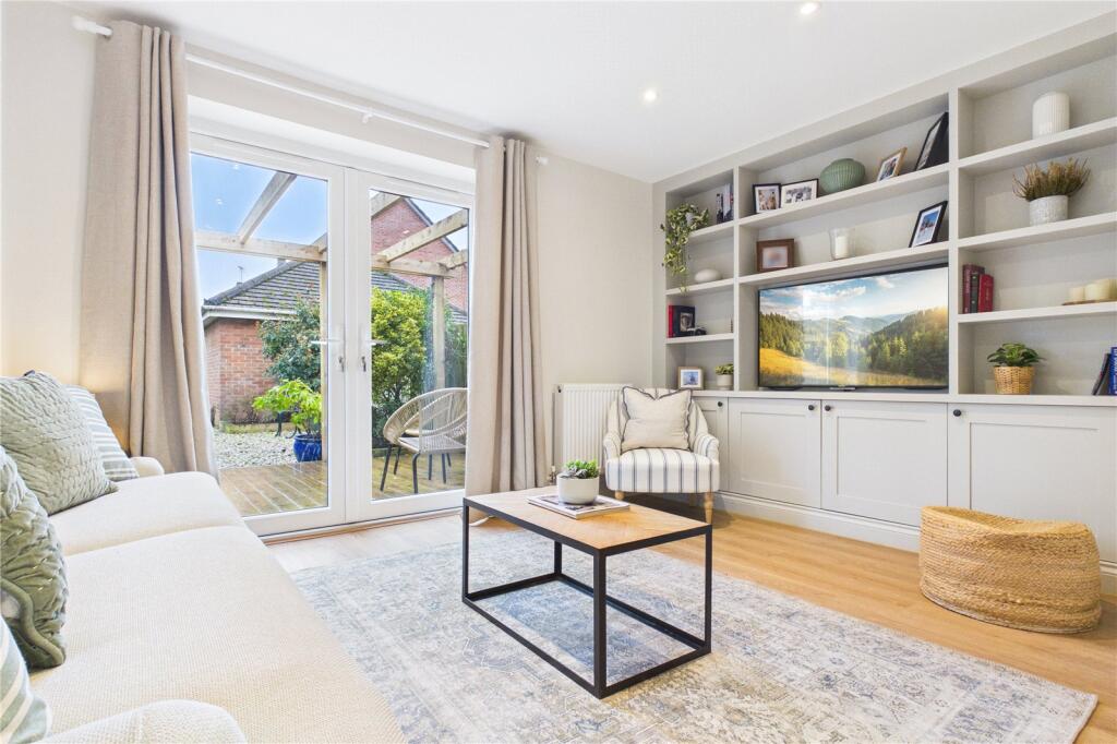 Spring Gardens, Theale, Reading, Berkshire, RG7 photo 2