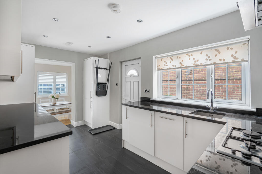 Apartment in Farnham, Shortheath - View 4
