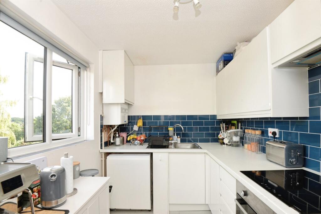 Apartment in Hemel Hempstead - View 3