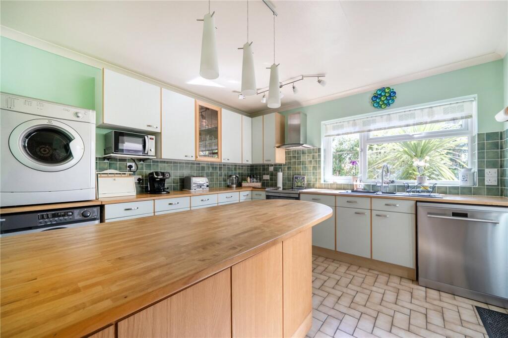 Wentworth Close, Farnham, Surrey, GU9 photo 2