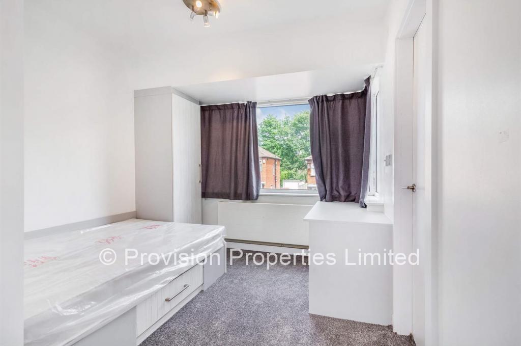 6 bedroom semi-detached house for rent