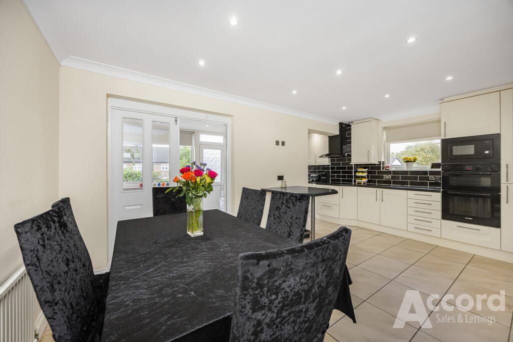 Arlington Gardens, Romford, RM3 photo 4