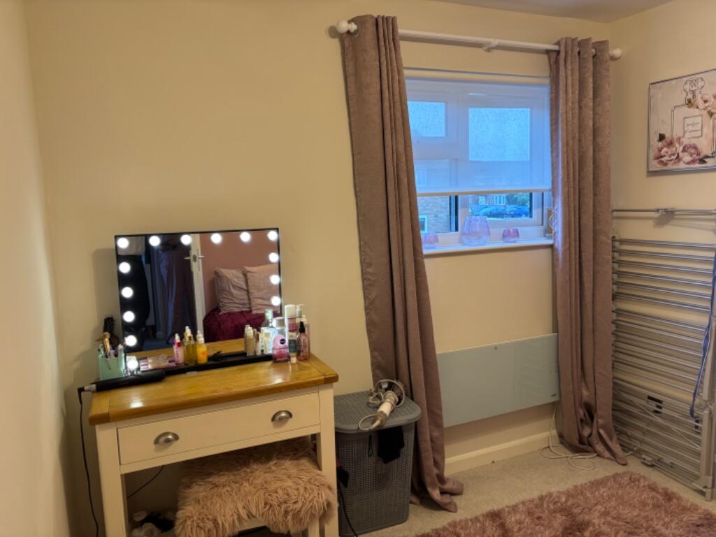Challis Court, SP11 - View 5