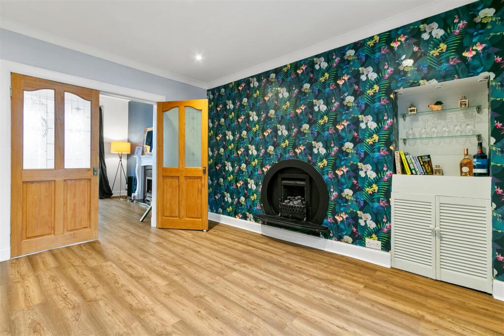 House in Dumbarton, Silverton - More