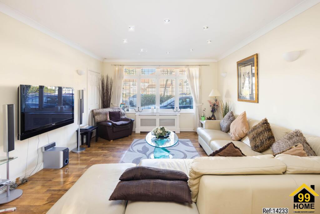 House in Ilford, Clayhall - View 4