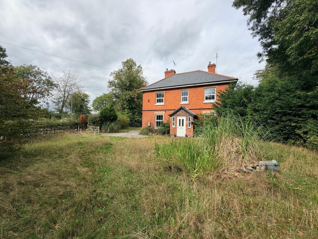 5-bed detached on The Crossings 194 Moorgreen, Newthorpe, Nottingham NG16 3QS, £325,000