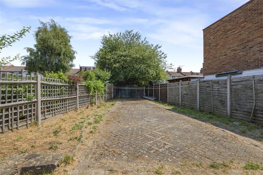 House in Dartford - More