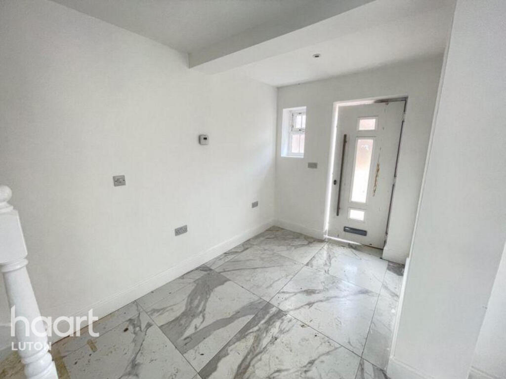4-bed detached on Wingate Road, Luton, £450,000