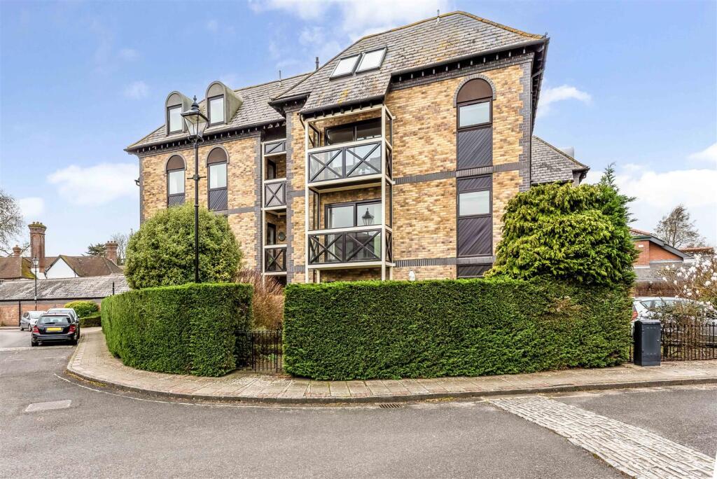 2-bed flat on Henty Gardens, Chichester, £350,000