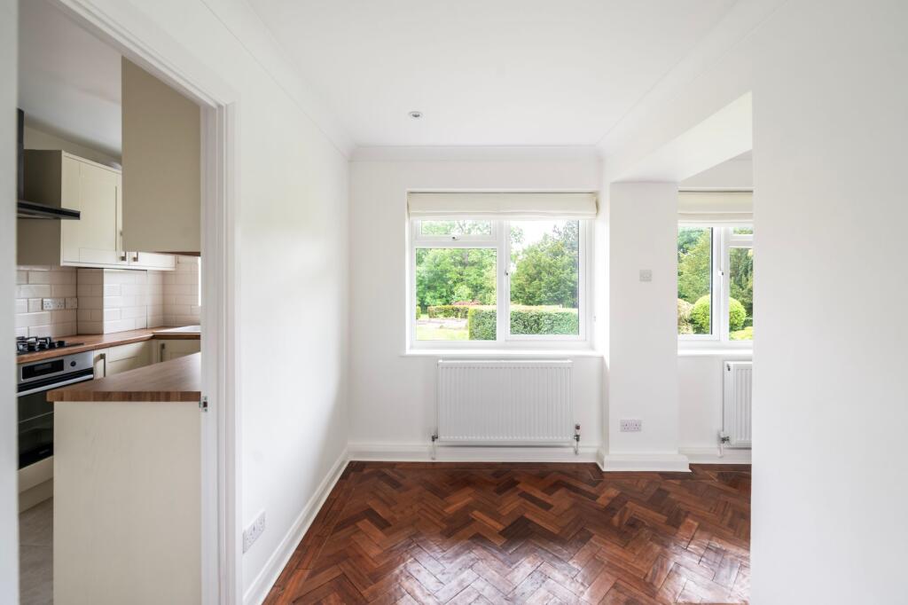 Apartment in Reigate and Banstead, Surrey - View 4