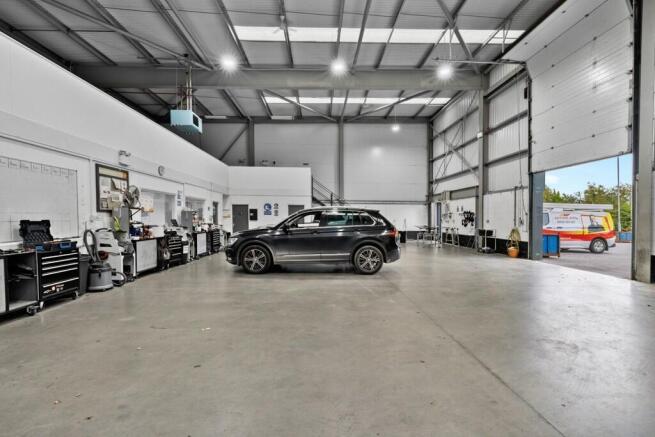 Photo 2. Unit 1 - workshop / warehouse.