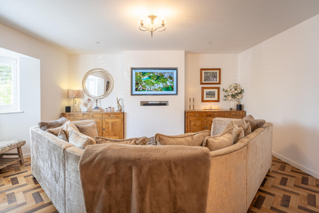House in Llanarthne, Llanarthney - More