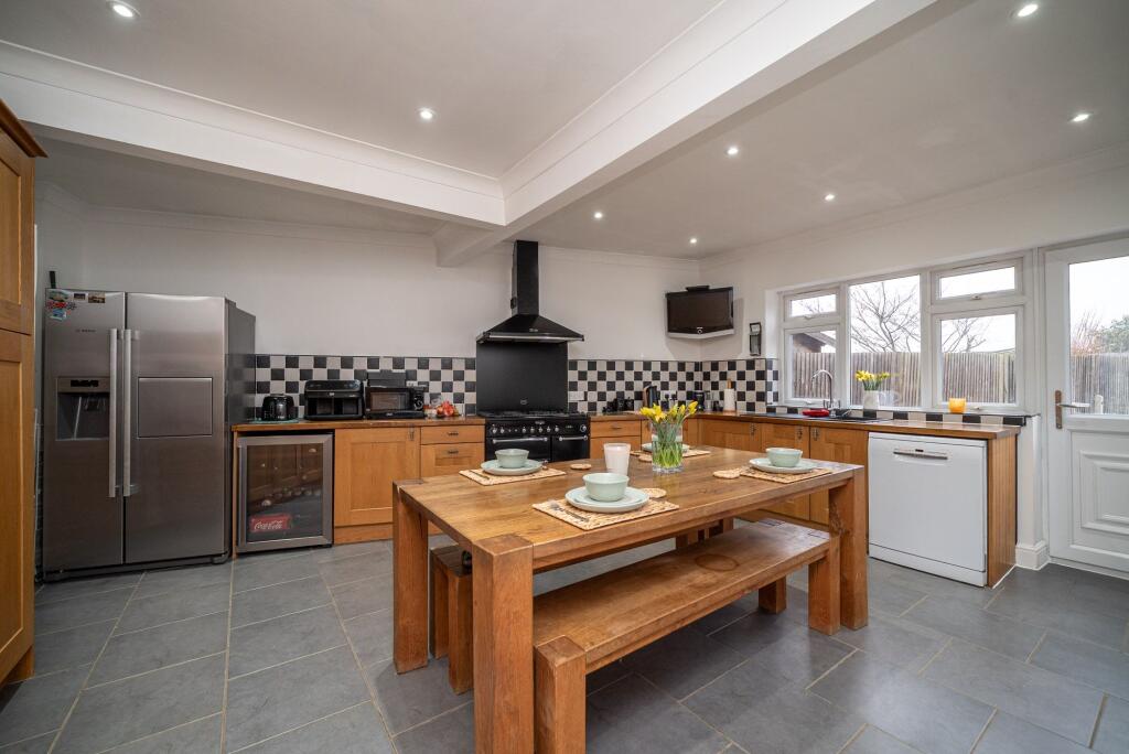 Manor Road, Caddington, LU1 photo 2