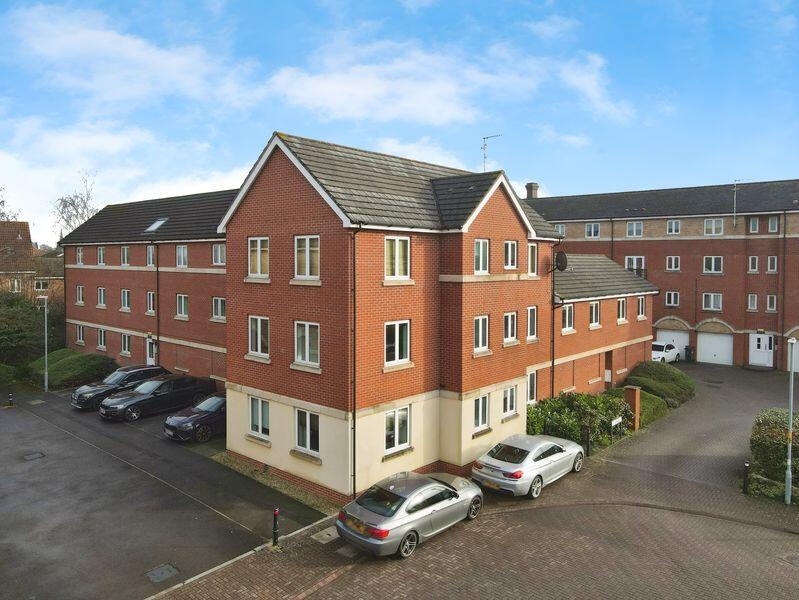 2-bed flat on Padstow Road, Swindon, Wiltshire, £145,000