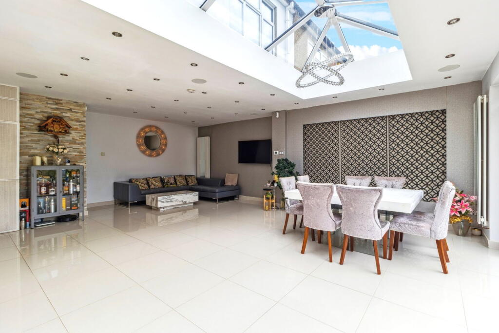 House in London, London Borough of Harrow - View 3