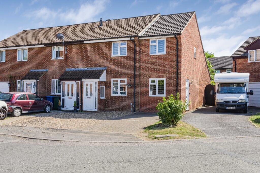3-bed semi-detached on Warwick Court, Bicester, £410,000
